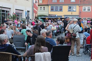 Gute Stimmung auf dem Kornmarkt beim BaLaTon in Bad Langensalza