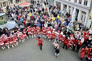 Beginn der 5. Jahreszeit. Kinder erst&uuml;rmen Langensalzaer Rathaus