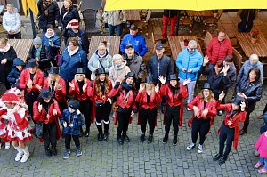 Beginn der 5. Jahreszeit. Kinder erst&uuml;rmen Langensalzaer Rathaus