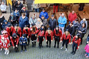 Beginn der 5. Jahreszeit. Kinder erst&uuml;rmen Langensalzaer Rathaus