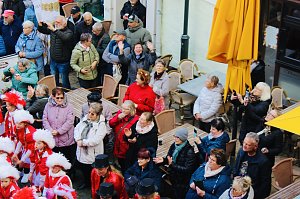 Beginn der 5. Jahreszeit. Kinder erst&uuml;rmen Langensalzaer Rathaus