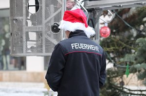 Gro&szlig;e Freude bei kleinen Wichteln - Kita Kinder schm&uuml;cken Weihnachtsbaum am Bad Langensalzaer Rathaus