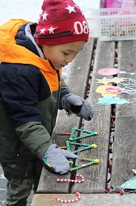 Gro&szlig;e Freude bei kleinen Wichteln - Kita Kinder schm&uuml;cken Weihnachtsbaum am Bad Langensalzaer Rathaus