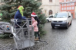 Gro&szlig;e Freude bei kleinen Wichteln - Kita Kinder schm&uuml;cken Weihnachtsbaum am Bad Langensalzaer Rathaus