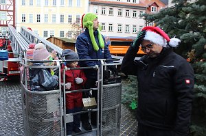 Gro&szlig;e Freude bei kleinen Wichteln - Kita Kinder schm&uuml;cken Weihnachtsbaum am Bad Langensalzaer Rathaus