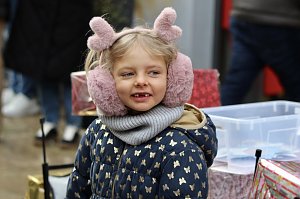 Gro&szlig;e Freude bei kleinen Wichteln - Kita Kinder schm&uuml;cken Weihnachtsbaum am Bad Langensalzaer Rathaus