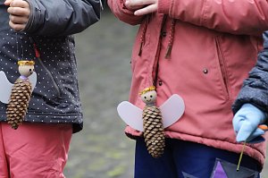 Gro&szlig;e Freude bei kleinen Wichteln - Kita Kinder schm&uuml;cken Weihnachtsbaum am Bad Langensalzaer Rathaus