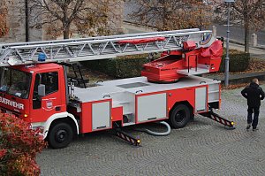 Gro&szlig;e Weihnachtsbaumschm&uuml;ck-Aktion auf dem T&ouml;pfermarkt in Bad Langensalza