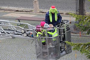 Gro&szlig;e Weihnachtsbaumschm&uuml;ck-Aktion auf dem T&ouml;pfermarkt in Bad Langensalza