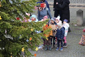 Gro&szlig;e Weihnachtsbaumschm&uuml;ck-Aktion auf dem T&ouml;pfermarkt in Bad Langensalza