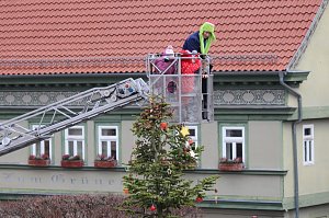 Gro&szlig;e Weihnachtsbaumschm&uuml;ck-Aktion auf dem T&ouml;pfermarkt in Bad Langensalza