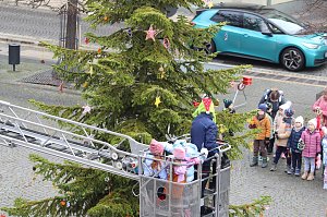 Gro&szlig;e Weihnachtsbaumschm&uuml;ck-Aktion auf dem T&ouml;pfermarkt in Bad Langensalza