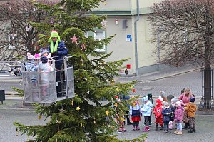 Gro&szlig;e Weihnachtsbaumschm&uuml;ck-Aktion auf dem T&ouml;pfermarkt in Bad Langensalza