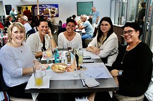 Frauenrunde vor der Villa Italia