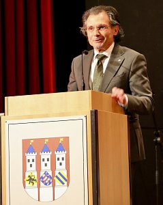 Mann am Sprechpult