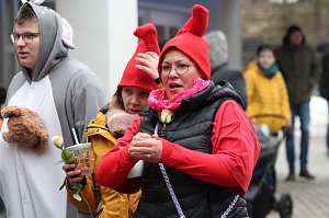 Impressionen vom Faschingsumzug in Bad Langensalza. Bunt angezogene Menschen und geschm&uuml;ckte Wagen