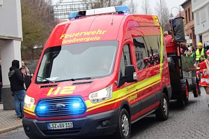 Impressionen vom Faschingsumzug in Bad Langensalza. Bunt angezogene Menschen und geschm&uuml;ckte Wagen