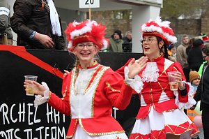 Impressionen vom Faschingsumzug in Bad Langensalza. Bunt angezogene Menschen und geschm&uuml;ckte Wagen
