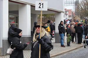 Impressionen vom Faschingsumzug in Bad Langensalza. Bunt angezogene Menschen und geschm&uuml;ckte Wagen