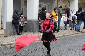 Impressionen vom Faschingsumzug in Bad Langensalza. Bunt angezogene Menschen und geschm&uuml;ckte Wagen