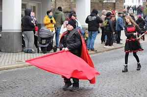 Impressionen vom Faschingsumzug in Bad Langensalza. Bunt angezogene Menschen und geschm&uuml;ckte Wagen
