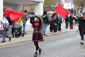 Impressionen vom Faschingsumzug in Bad Langensalza. Bunt angezogene Menschen und geschm&uuml;ckte Wagen