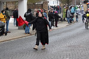 Impressionen vom Faschingsumzug in Bad Langensalza. Bunt angezogene Menschen und geschm&uuml;ckte Wagen