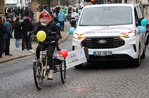 Impressionen vom Faschingsumzug in Bad Langensalza. Bunt angezogene Menschen und geschm&uuml;ckte Wagen