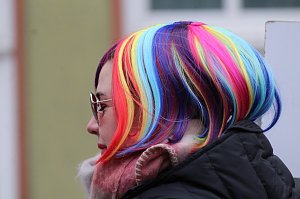 Impressionen vom Faschingsumzug in Bad Langensalza. Bunt angezogene Menschen und geschm&uuml;ckte Wagen