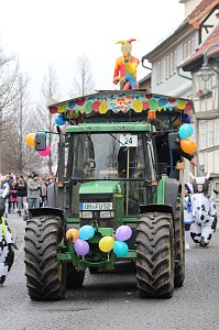 Impressionen vom Faschingsumzug in Bad Langensalza. Bunt angezogene Menschen und geschm&uuml;ckte Wagen