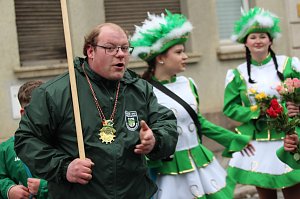 Impressionen vom Faschingsumzug in Bad Langensalza. Bunt angezogene Menschen und geschm&uuml;ckte Wagen