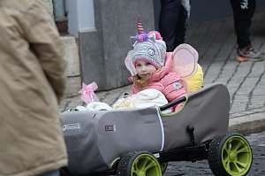 Impressionen vom Faschingsumzug in Bad Langensalza. Bunt angezogene Menschen und geschm&uuml;ckte Wagen