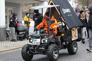 Impressionen vom Faschingsumzug in Bad Langensalza. Bunt angezogene Menschen und geschm&uuml;ckte Wagen