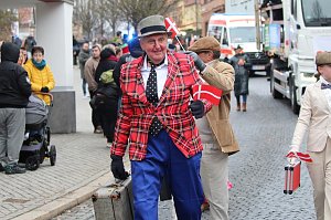 Impressionen vom Faschingsumzug in Bad Langensalza. Bunt angezogene Menschen und geschm&uuml;ckte Wagen
