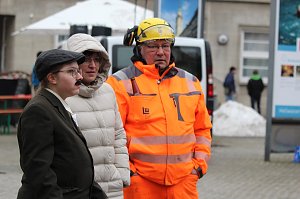 Impressionen vom Faschingsumzug in Bad Langensalza. Bunt angezogene Menschen und geschm&uuml;ckte Wagen