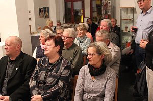 Menschen in einer Ausstellung