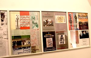Menschen in einer Ausstellung