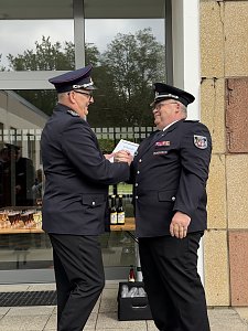 Menschen bei der Ehrung der Alterskameraden der Feuerwehr