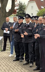 Menschen bei der Ehrung der Alterskameraden der Feuerwehr