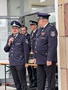 Menschen bei der Ehrung der Alterskameraden der Feuerwehr