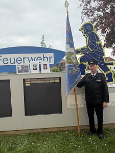 Menschen bei der Ehrung der Alterskameraden der Feuerwehr