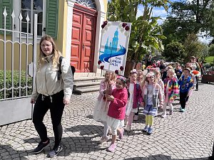 Bunter Festumzug mit Kindern
