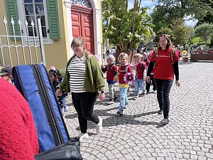Bunter Festumzug mit Kindern