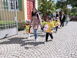 Bunter Festumzug mit Kindern