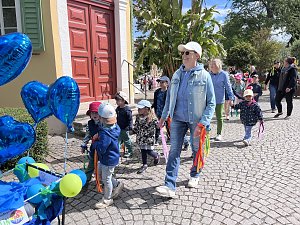 Bunter Festumzug mit Kindern