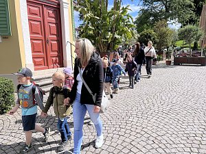 Bunter Festumzug mit Kindern