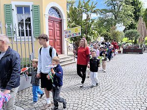 Bunter Festumzug mit Kindern