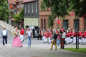 Fest mit Bieranstich, Spielmannszug und Sch&uuml;tzenverein