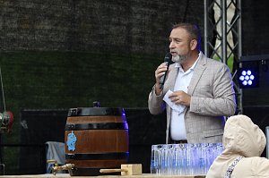 Fest mit Bieranstich, Spielmannszug und Sch&uuml;tzenverein