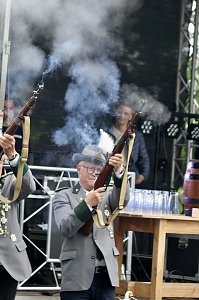 Fest mit Bieranstich, Spielmannszug und Sch&uuml;tzenverein